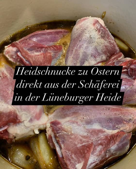 Auch in diesem Jahr werden wir zum Osterfest frisches Heidschnuckenfleisch aus unserer Herde anbieten - dafür gleich in unserem Shop vorbeischauen. Aus vielerlei Gründen nur zur Abholung.
Das sind keine kleinen Lämmer, sondern Tiere die seit mindestens einem Jahr bei uns in der Herde frei gehütet worden sind und jeden Tag Himmel über dem Kopf hatten. Die Schlachtung erfolgt in einer lokalen Schlachterei, weniger als 20km entfernt, das Fleisch wird bei uns gekühlt und zerlegt.
Bei Fragen hierzu kommt gerne auf uns zu. #hoepenschaeferei #schneverdingen #naturparklüneburgerheide #Heidschnucken #regionalesfleisch